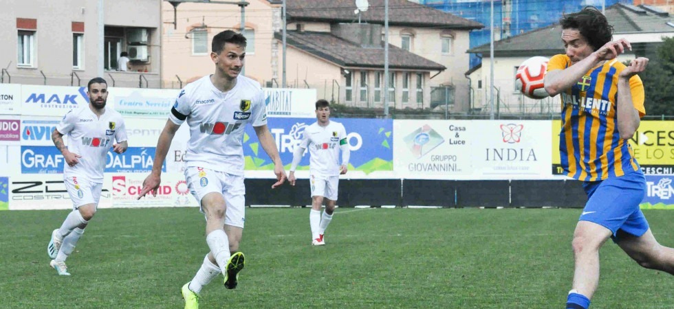 Il centrocampista del Trento Carlo Caporali, qui impegnato nella sfida di domenica scorsa contro il Belluno (foto Ossanna) Il centrocampista del Trento Carlo Caporali, qui impegnato nella sfida di domenica scorsa contro il Belluno (foto Ossanna)